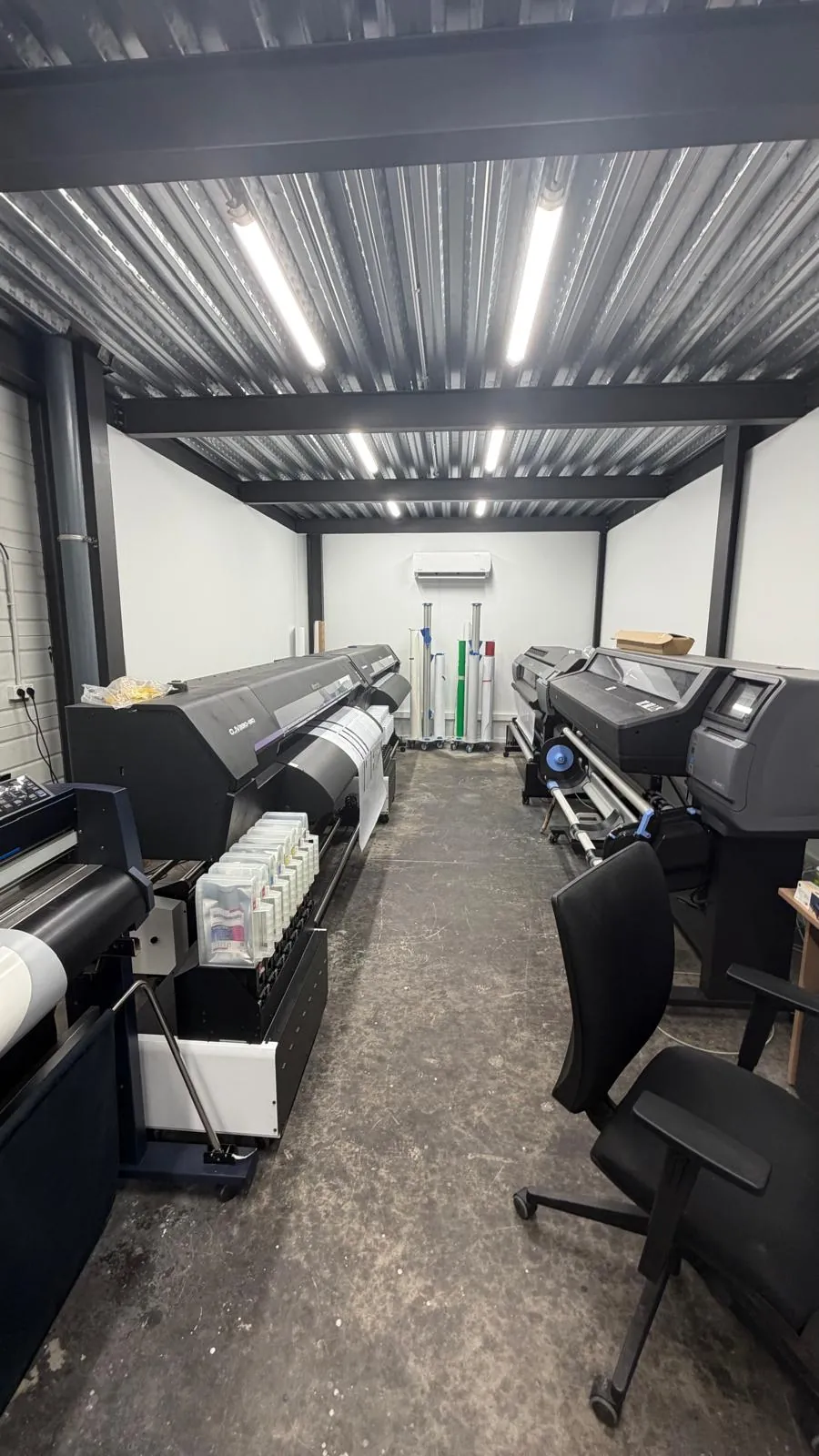 Traceurs grand format Mimaki et HP Latex dans l'atelier Vinyle Express